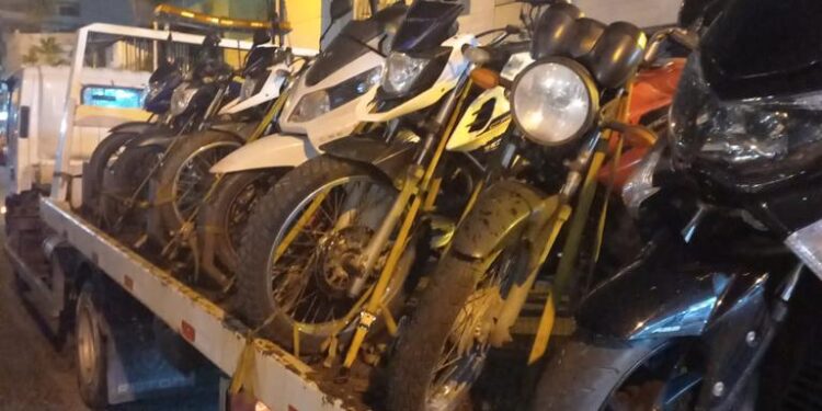 Ação de fiscalização autua motoristas e reboca veículos irregulares em Macaé