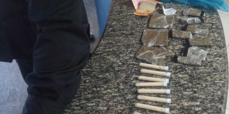 Prestes a completar 18 anos, adolescente é apreendida com drogas em Rio das Ostras