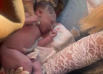 Parto de emergência é realizado dentro de carro por equipe de saúde