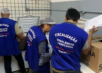 Vigilância Sanitária descarta 44 kg de alimentos vencidos em supermercados