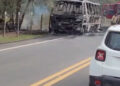 Incêndio na RJ-220 destrói micro-ônibus utilizado para transporte de pacientes