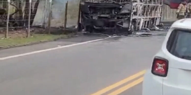 Incêndio na RJ-220 destrói micro-ônibus utilizado para transporte de pacientes