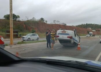 Táxi capota na Rodovia Industrial em Macaé