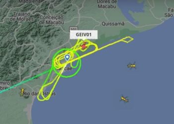 Aeronave da Força Aérea sobrevoa Macaé nesta quarta-feira