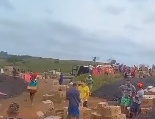 Carreta com carga de ovos tomba na BR-101, em Campos