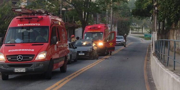 Acidente deixa trânsito lento na Glória, em Macaé