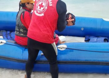 Fotógrafa Argentina sofre acidente em embarcação com hélice e tem a mão amputada em Arraial do Cabo