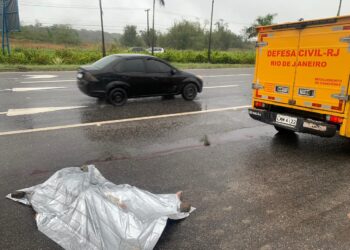 Colisão entre carro e bicicleta deixa um homem morto na RJ-106 em Maricá