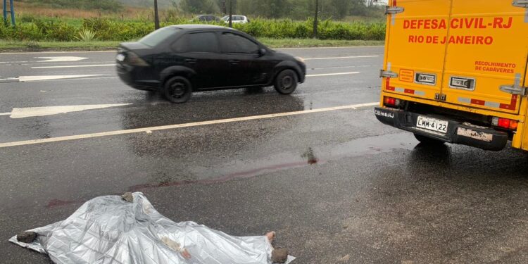 Colisão entre carro e bicicleta deixa um homem morto na RJ-106 em Maricá