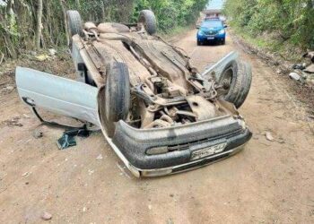 Homem capota com carro durante tentativa de fuga após roubos em Iguaba e Búzios, em São Pedro da Aldeia