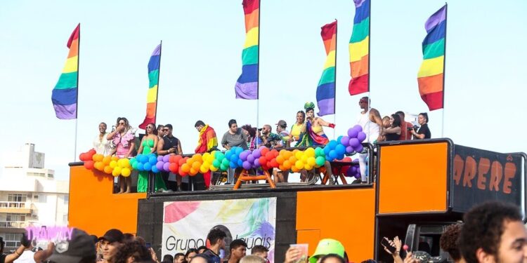 Parada LGBTI+ de Cabo Frio terá shows com Pepita e MC Rebecca