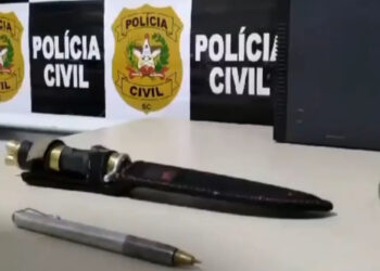 Suspeito de violência doméstica é preso com caneta e faca revólv3r