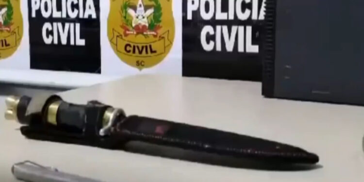 Suspeito de violência doméstica é preso com caneta e faca revólv3r