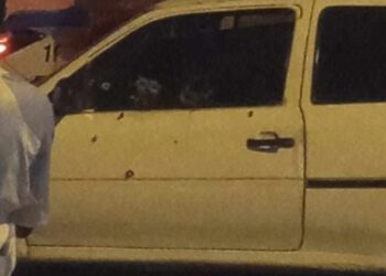 Homens são mortos dentro de carro em Araruama