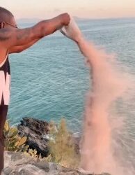 Família joga cinzas de MC Marcinho em praia de Cabo Frio