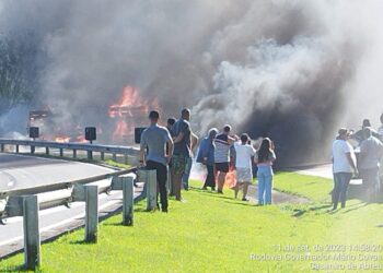 Acidente com carreta bi-trem interdita a pista sentido Niterói da BR-101/RJ em Casimiro de Abreu