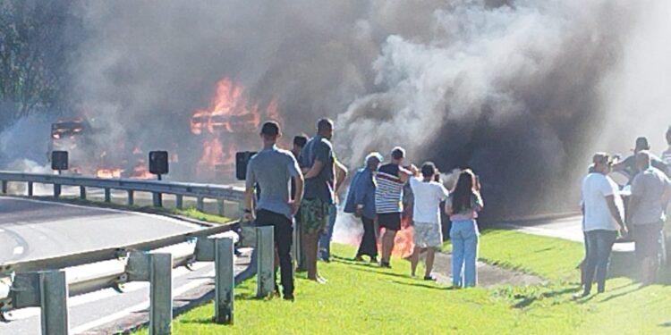 Acidente com carreta bi-trem interdita a pista sentido Niterói da BR-101/RJ em Casimiro de Abreu