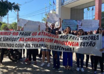Pais protestam contra a suspensão de terapias por falta do repasse de verbas da Unimed para clínicas, em Campos