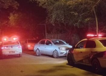 Criminosos em fuga atropelam motociclista e  roubam moto da vítima, em Carapebus