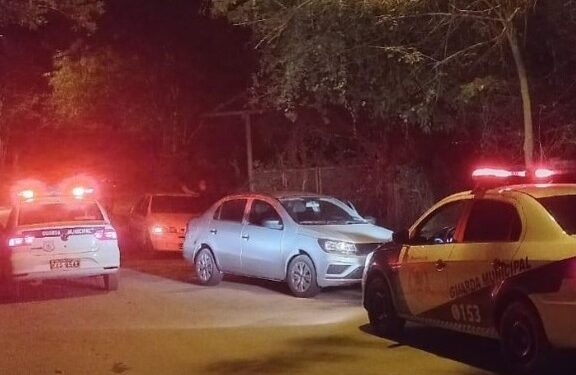 Criminosos em fuga atropelam motociclista e  roubam moto da vítima, em Carapebus