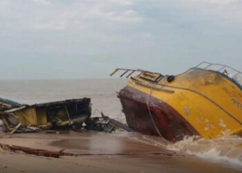 Embarcação de Macaé encalha na Praia do Farol