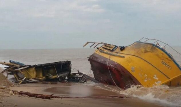 Embarcação de Macaé encalha na Praia do Farol