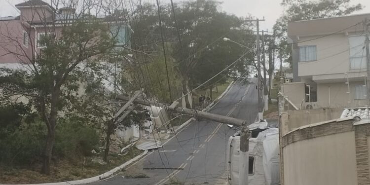 Acidente envolvendo caminhão é registrado no bairro Jardim Vitória, em Macaé