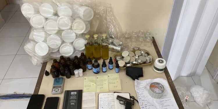 Suspeito de vender falso óleo à base de canabidiol para autistas e pacientes com câncer é preso em Saquarema