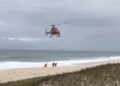 Homem é resgatado de helicóptero em praia de Maricá