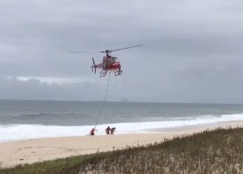 Homem é resgatado de helicóptero em praia de Maricá