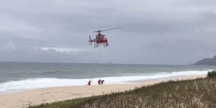 Homem é resgatado de helicóptero em praia de Maricá