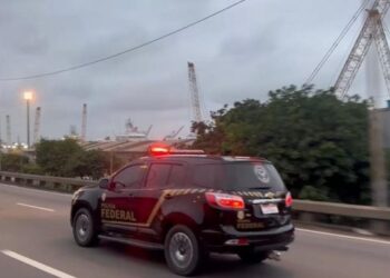PF e MPRJ prendem 4 policiais civis e 1 advogado por tráfico de drogas em Saquarema e no RJ