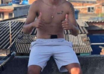 Homem é executado a tiros, com o filho de 2 anos no colo, dentro de barbearia em Cabo Frio