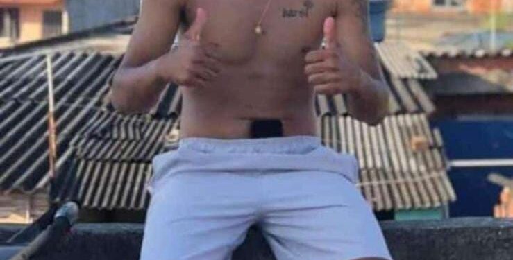 Homem é executado a tiros, com o filho de 2 anos no colo, dentro de barbearia em Cabo Frio