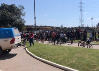 Dois homens são mortos a tiros na Praça Boca do Mato, em Cabo Frio