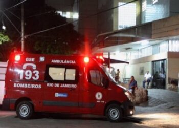 Homem é assassinado e menina é baleada dentro de carro em Campos