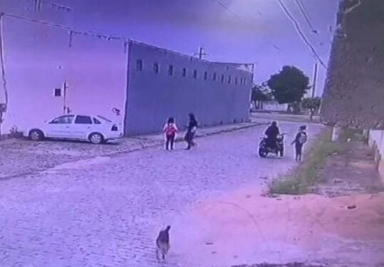 Imagens de câmeras flagram assalto a duas estudantes a caminho da escola em Guarus