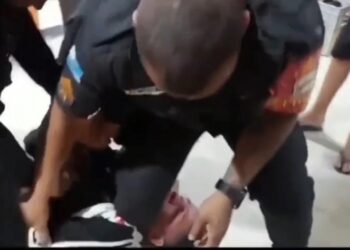 PM é flagrado agredindo homem imobilizado em Saquarema