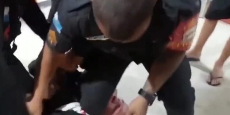 PM é flagrado agredindo homem imobilizado em Saquarema