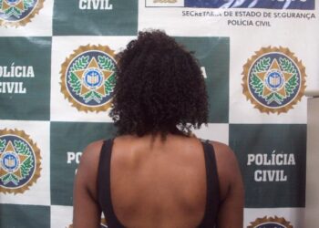 Mulher é presa por tráfico de drogas na Favela da Linha, em Macaé