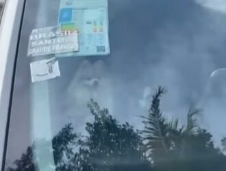 Cachorro é trancado dentro de carro oficial da Prefeitura de Campos, estacionado em frente a um restaurante de Rio Bonito, nesse domingo