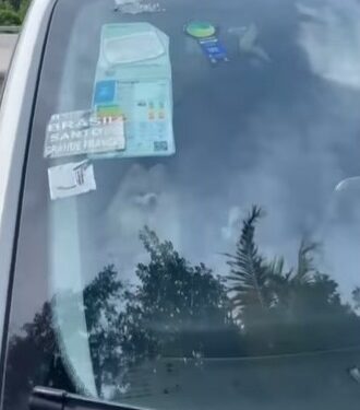 Cachorro é trancado dentro de carro oficial da Prefeitura de Campos, estacionado em frente a um restaurante de Rio Bonito, nesse domingo