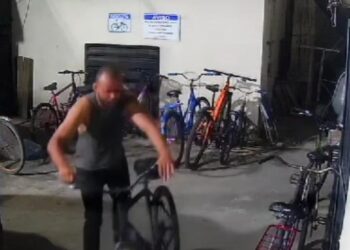 Ladrão é flagrado furtando bicicletas dentro de prédio na Praia dos Cavaleiros