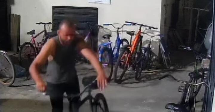 Ladrão é flagrado furtando bicicletas dentro de prédio na Praia dos Cavaleiros