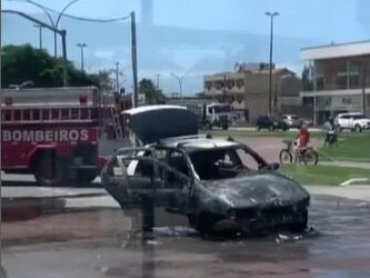 Carro pega fogo em Rio das Ostras