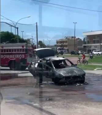 Carro pega fogo em Rio das Ostras