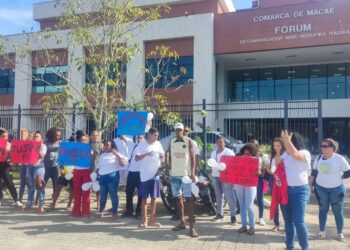 Familiares e amigos protestam contra prisão de dois jovens em Macaé