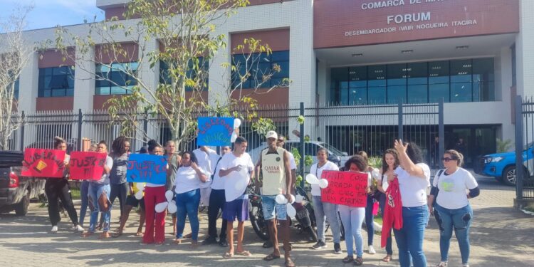 Familiares e amigos protestam contra prisão de dois jovens em Macaé