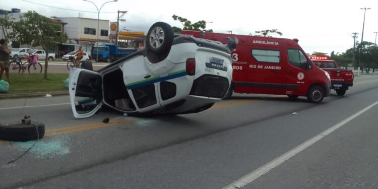 Carro da Prefeitura de Rio das Ostras se envolve em acidente e capota