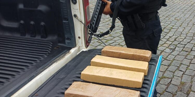 PM prende dois envolvidos com drogas em Casimiro de Abreu